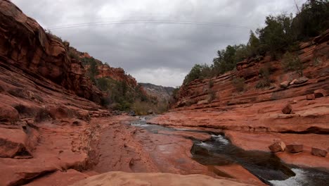 agua dulce en el cañón oak creek en el parque estatal slide rock