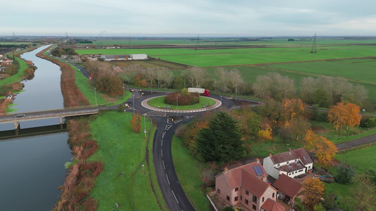 시골 풍경의 순환 교차로와 운하의 공중 사진