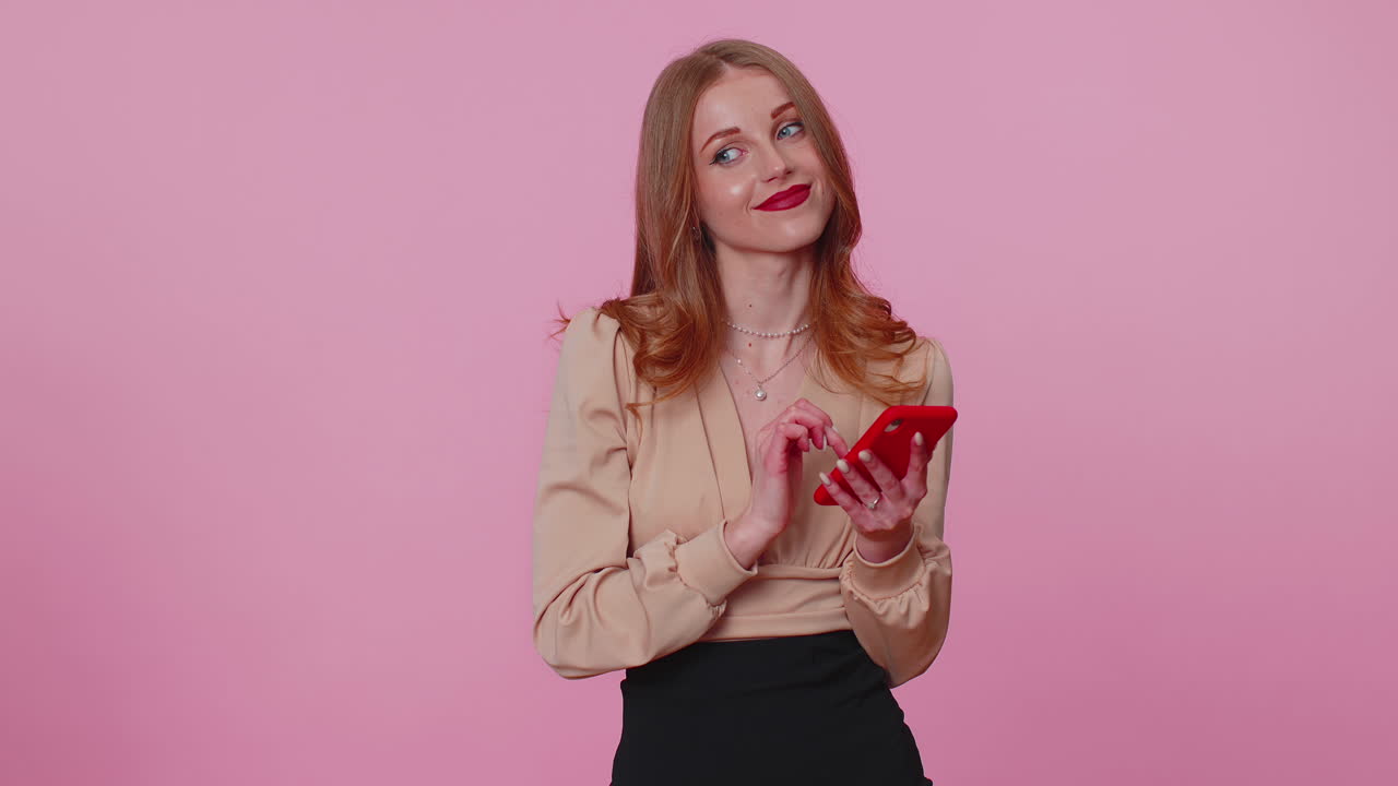 휴대폰을 사용하는 소녀 웹에서 새로운 게시물을 입력, sms 메시지, 브라우징, 소셜 네트워크 중독