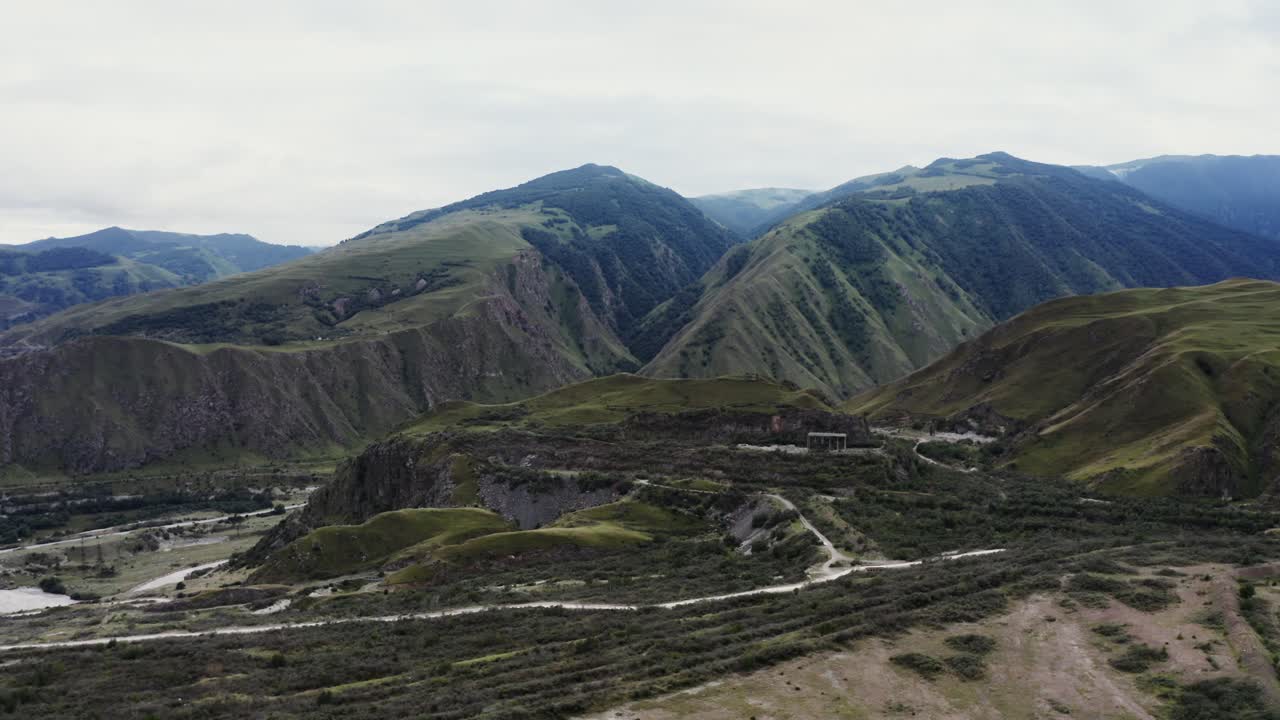 paisaje montañoso con valle y río