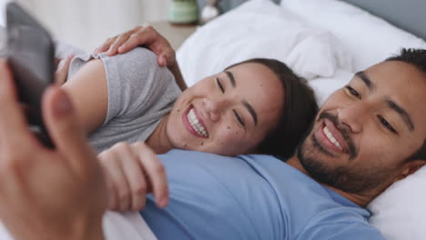 Pareja-En-La-Cama-Con-Smartphone-Para-Meme