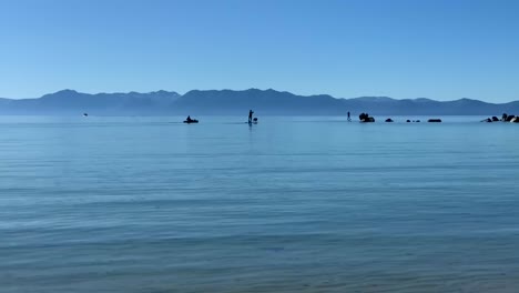 Silhouetten-Von-Menschen,-Die-Am-Sand-Harbor-State-Beach-In-Incline-Village,-Nevada,-Kajak-Fahren-Und-Paddeln