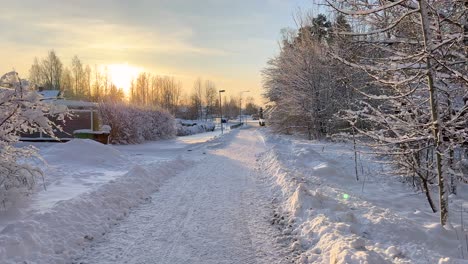 Sendero-De-Un-Pequeño-Pueblo-Sueco-En-Diciembre-Nevado