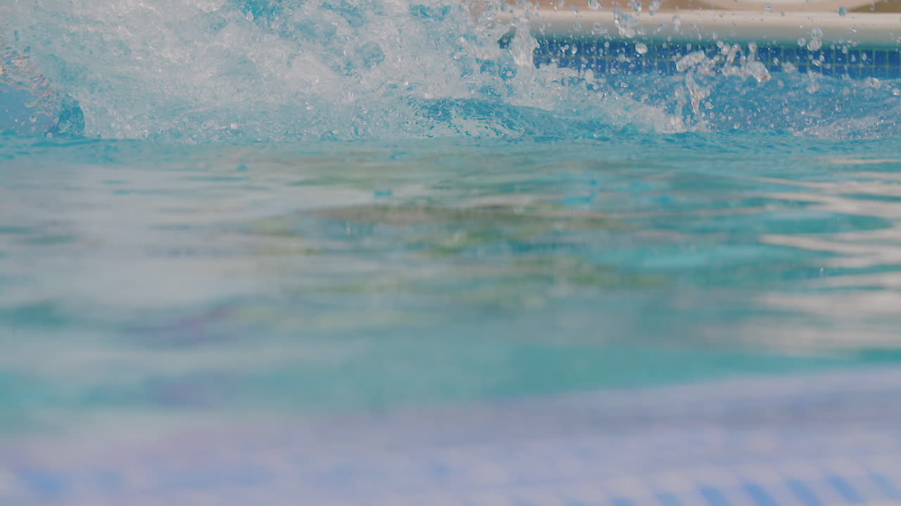 Close-up Kaki Mencipratkan Air Kolam Renang Biru