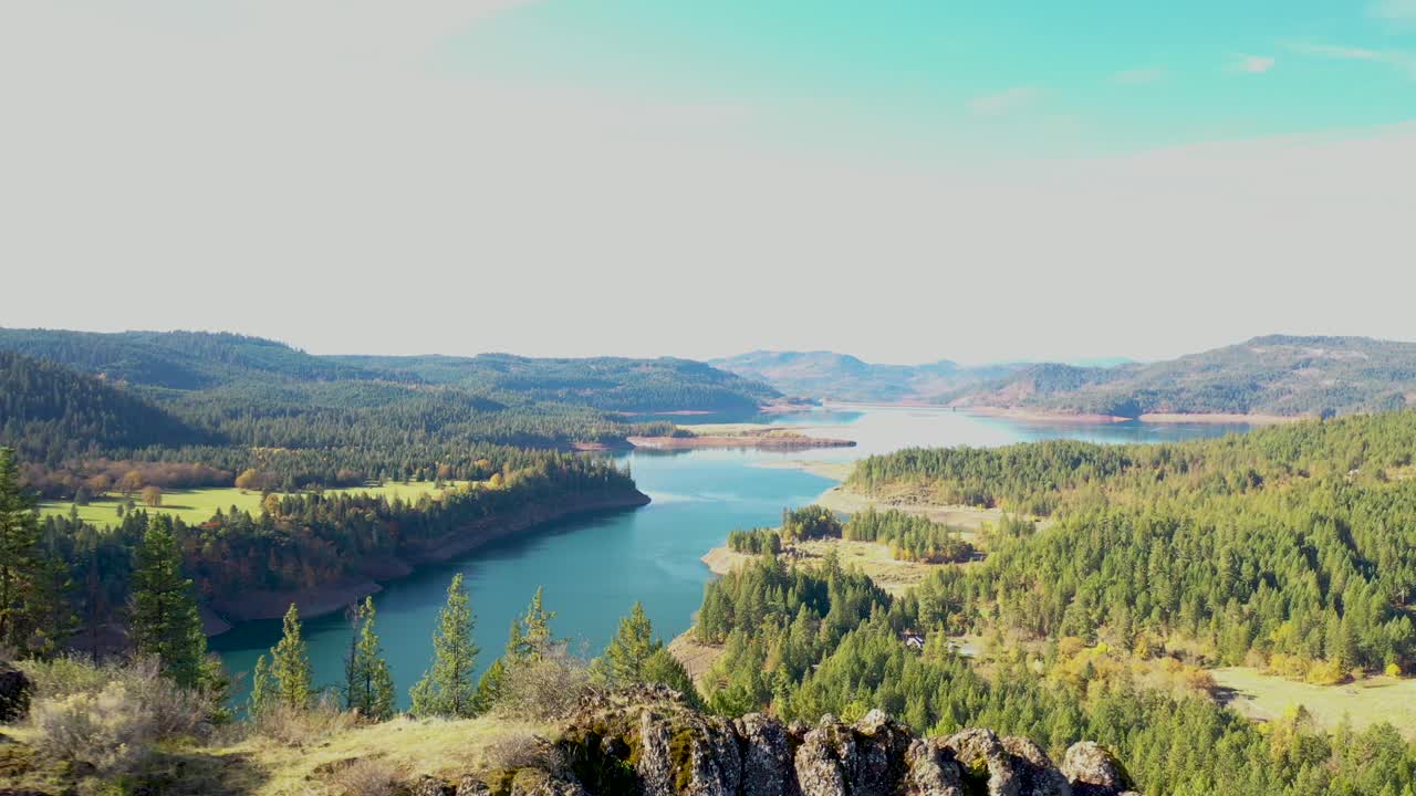 vista aérea de una característica geológica única con vistas al lago lost creek en el sur de oregon
