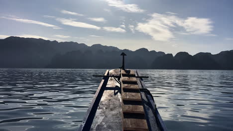 Segeln-Zu-Einer-Geheimnisvollen,-Von-Nebel-Umgebenen-Inselformation-Auf-Der-Insel-Coron