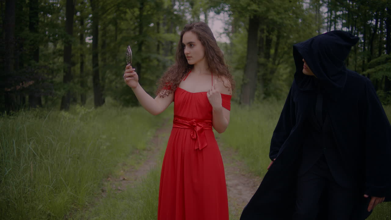 수확자 지켜보는 여자