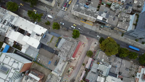 Drone-Aéreo-Estableciendo-Toma-De-Calles-Concurridas-De-La-Ciudad-Y-Tejados-De-Edificios-Urbanos-En-Bogotá-Colombia