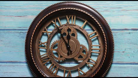 hacer zoom en close-up time-lapse de reloj vintage con números romanos en fondo de madera azul. time lapse 4k