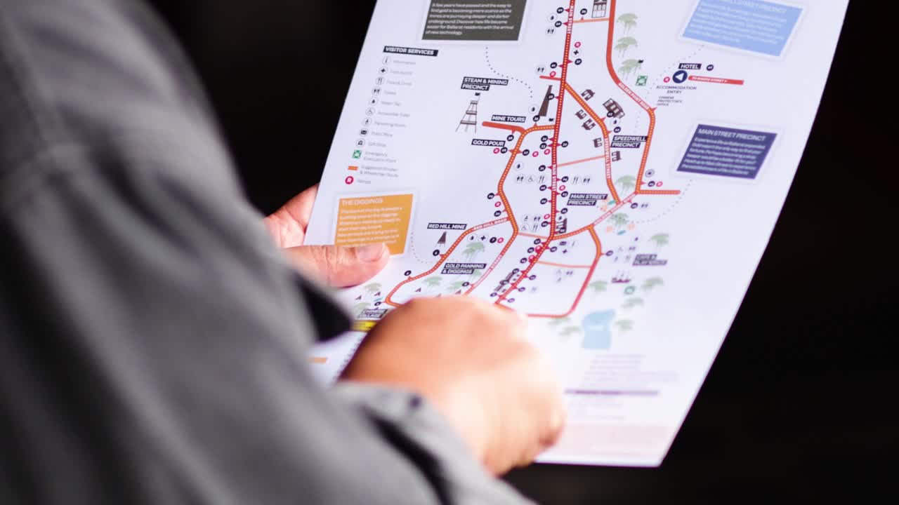 individuo inspeccionando de cerca un mapa detallado