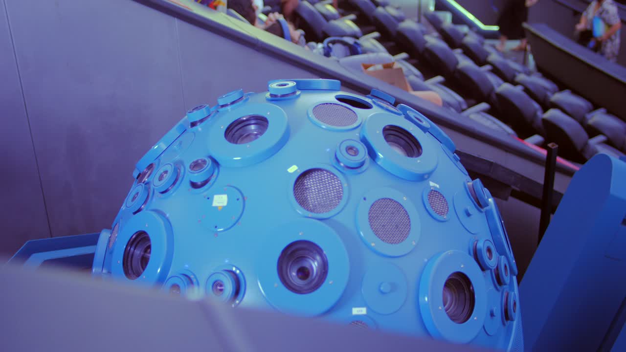 Primo piano di un proiettore Starball all'interno di un planetario moderno