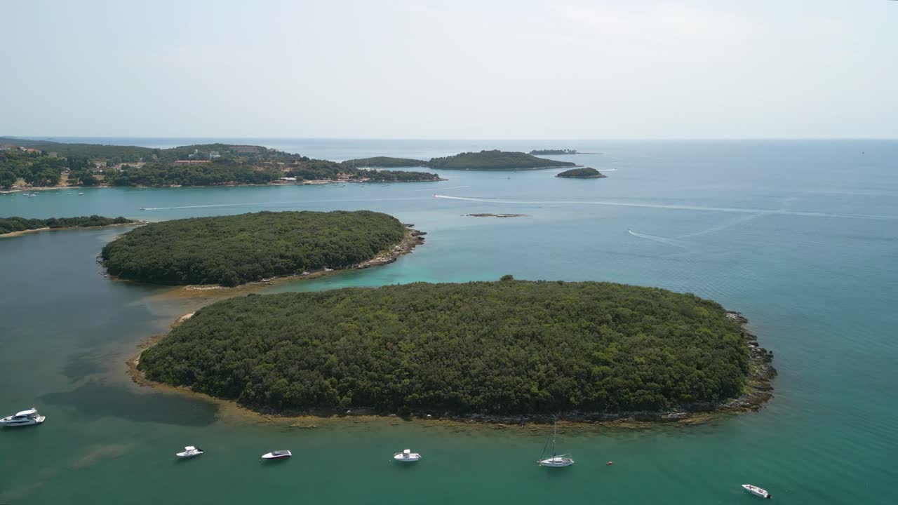 vista aérea de la isla tropical salvaje con árboles de bosque verde natural en medio de aguas prístinas del océano, crucero de vela paraíso marino