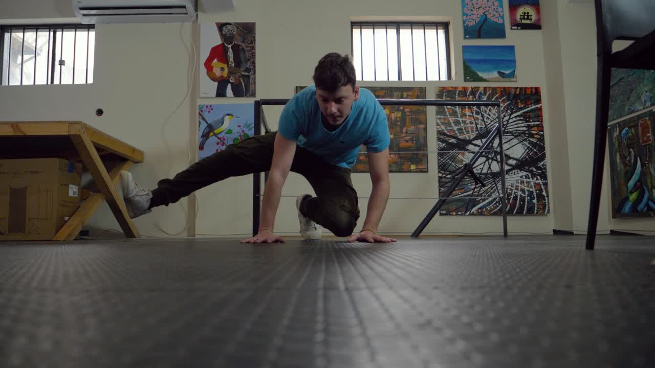 젊은 남자 댄스 워밍업 하체 운동