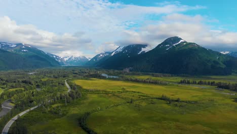 4K-Video-Von-Schneebedeckten-Bergen-In-Alaska