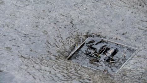 Wasser-Fließt-In-Den-Kanal