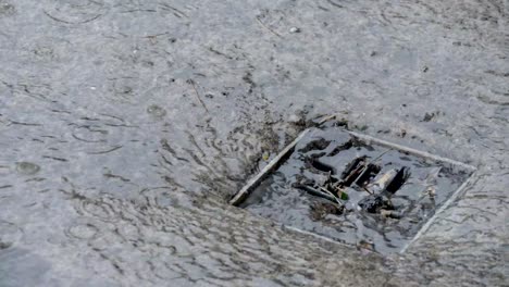 el agua fluye hacia el canal.