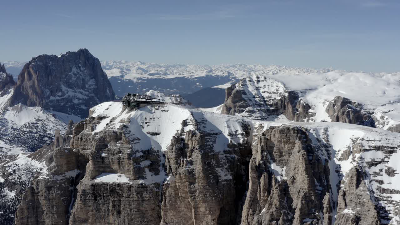 알파인 오두막이 있는 눈 인 돌로마이트 산꼭대기