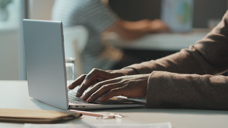 Uomo irriconoscibile che lavora al laptop