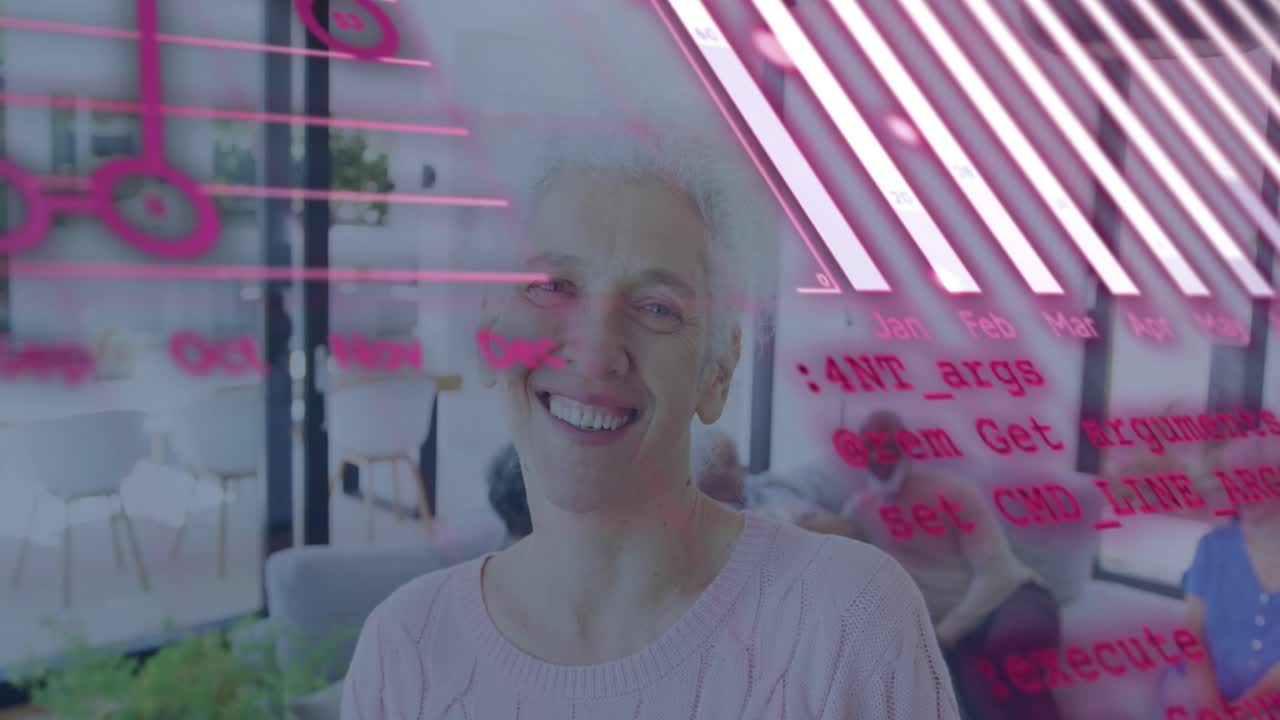 Donna anziana sorridente e chinata in avanti nel salotto, con sovrapposizioni rosa che rivelano una storia sulla salute.