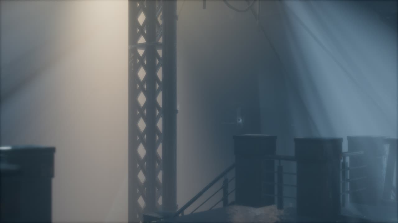 noche lluviosa con niebla en la calle de la ciudad vieja