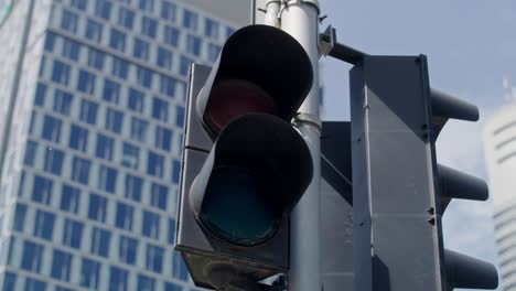 Traffic-light-changing-from-red-into-green