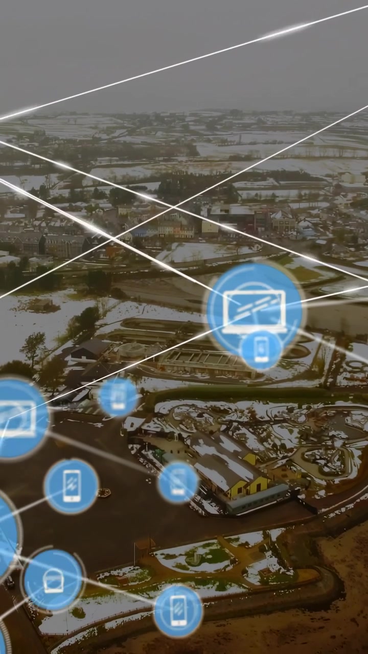 Video verticale: Un hub che appare sopra una città generando icone di laptop, telefono, email e collegamenti tecnologici di mappatura