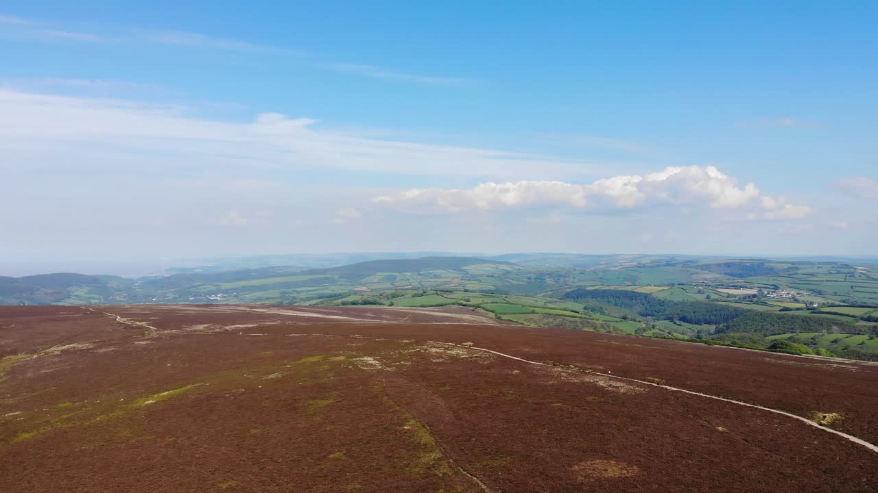 헤더 황무지로 덮인 던커리 비콘 위의 공중
