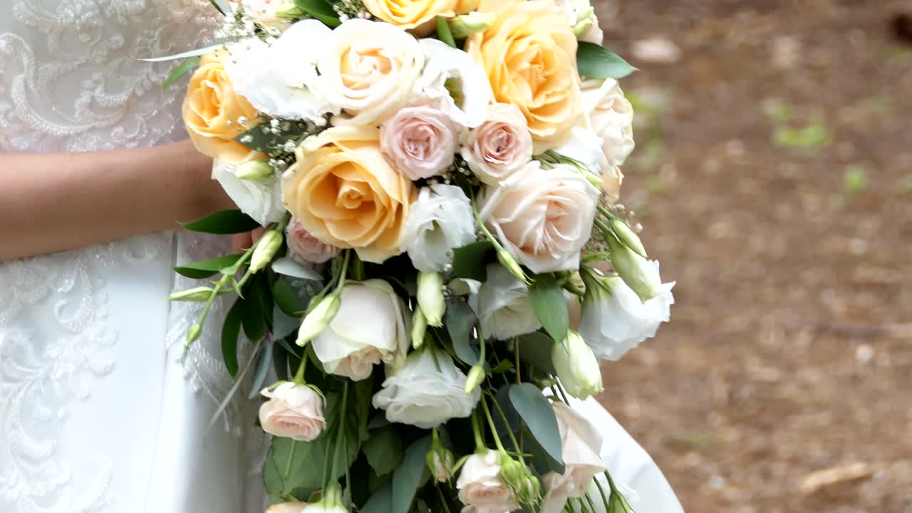 skud af brud - brudgommen med bryllupsblomster