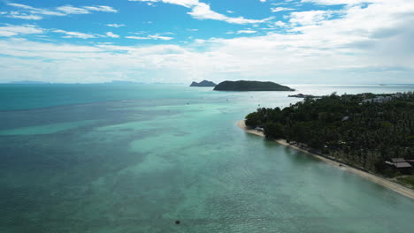 Costa-De-La-Isla-De-Ko-Pha-Ngan-Con-Aguas-Cristalinas-En-Un-Día-Soleado-En-Tailandia