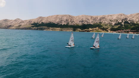 Drohnenaufnahme-Einer-Segelyacht-Regatta-In-Baska,-Krk,-Kroatien