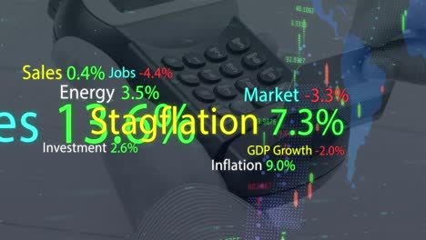 animación del procesamiento de datos financieros con gráfico sobre manos que sostienen el terminal de caja