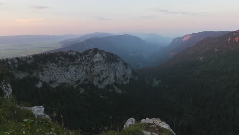 Timelapse-De-Un-Hermoso-Paisaje-Suizo-Durante-La-Puesta-De-Sol-En-Verano,-Creux-Du-Van