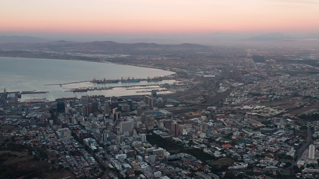 Veduta aerea del centro città di Città del Capo di sera con il porto sullo sfondo in Sudafrica.