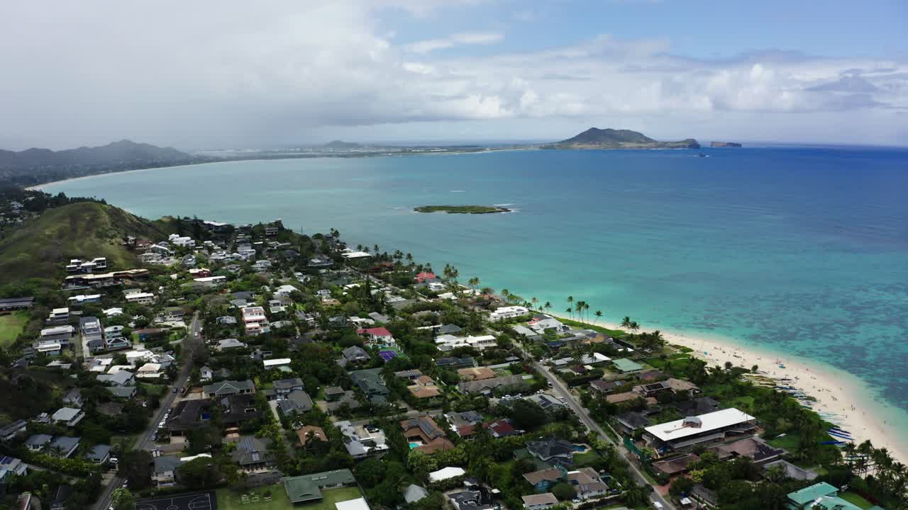 tomada de un avión no tripulado de un vecindario hawaiano que cubre la playa de lanikai en las costas de oahu