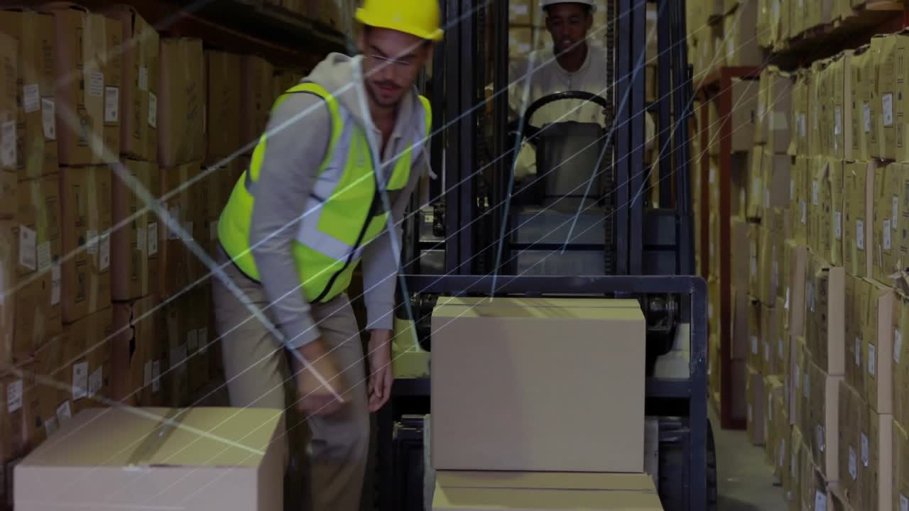 Pekerja gudang memindahkan kotak dengan forklift, animasi jaringan logistik di atas adegan.