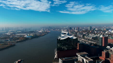drone vlucht luchtfoto over elbphilharmonie hamburg haven oceaan boten marine nautische rivier de elbe concertzaal
