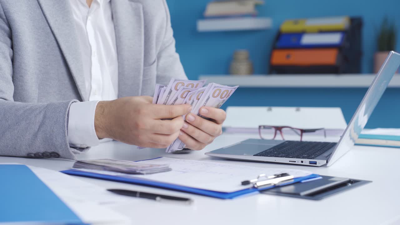 primer plano de un comerciante o hombre de negocios rentable contando dinero. comercio.