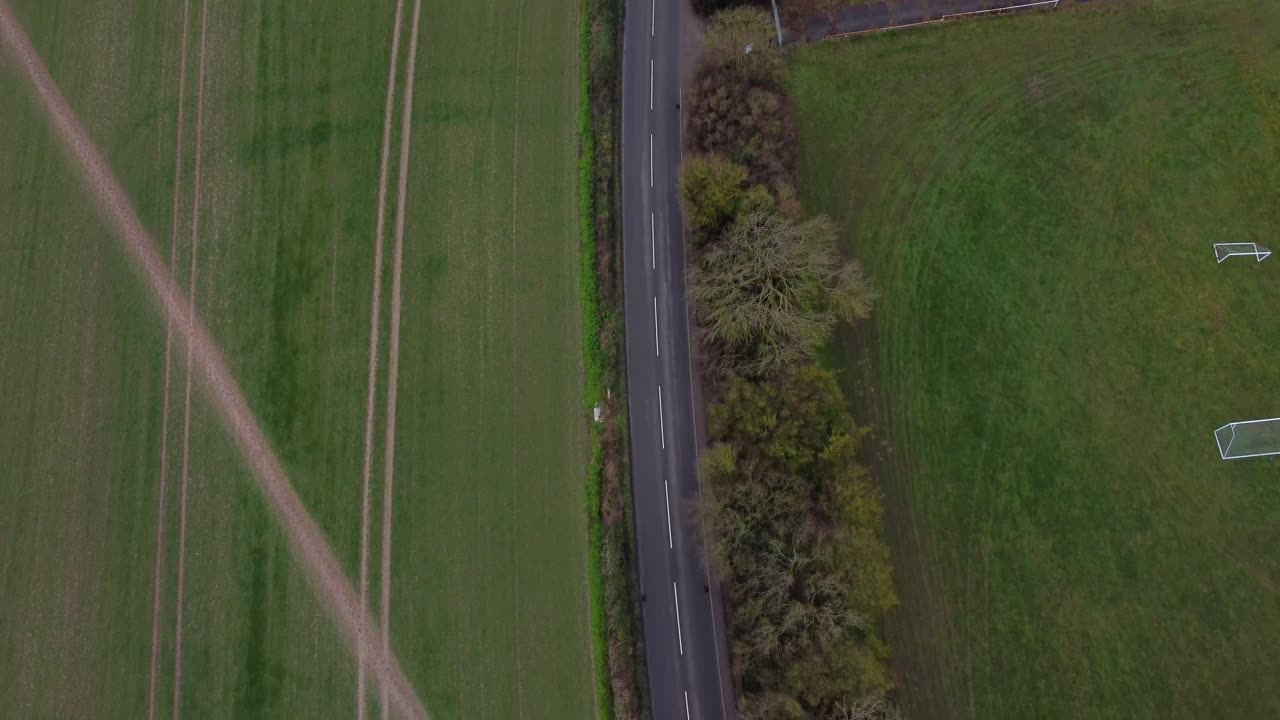 imágenes de drones de una carretera rural en aylesham, kent, reino unido