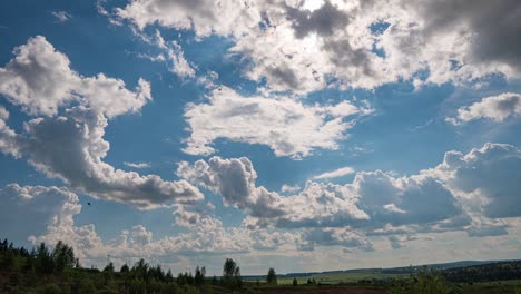 nubes blancas, cielo claro y suave, lapso de tiempo formando un paisaje de nubes en el horizonte, lluvia rodando rápidamente, hermoso día soleado de verano, clima colorido.