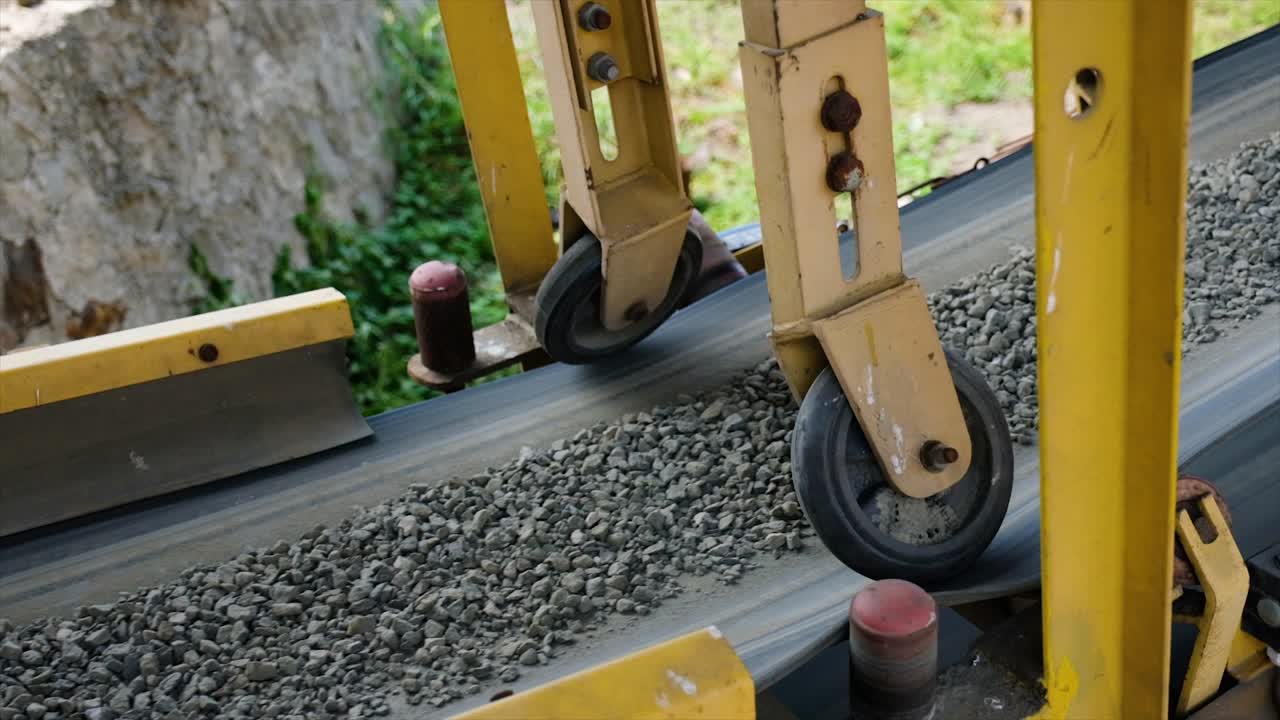 Aggregate supply system consists of a hopper, belt feeder and aggregate belt conveyor