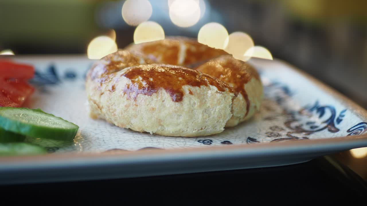 터키  롤, 시미트, 호박 과 토마토 조각 이 들어 있는 접시 의 클로즈업