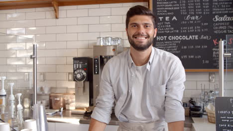 Propietario-De-Un-Negocio-Parado-Detrás-Del-Mostrador-En-Una-Cafetería