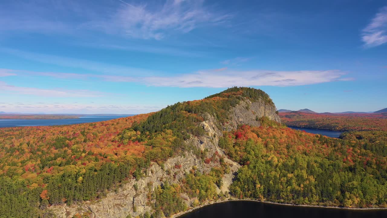 imágenes aéreas volando hacia la montaña kineo en el máximo color del otoño