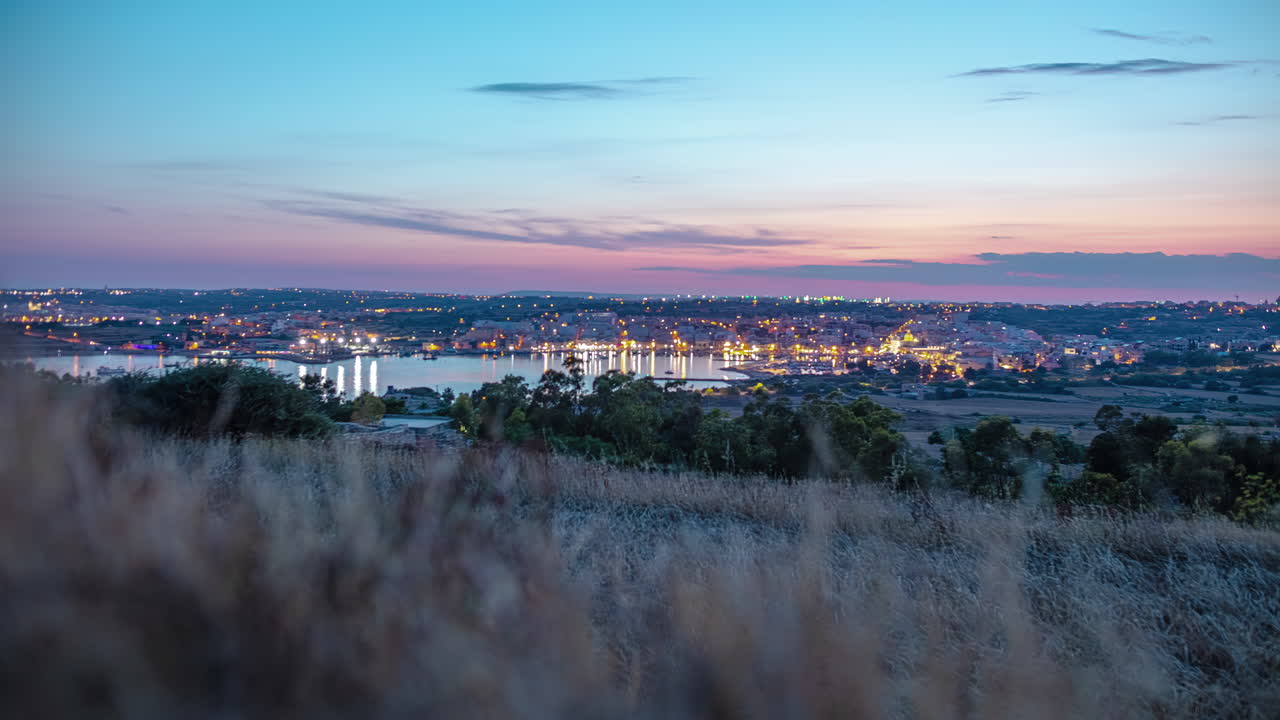 Hieno timelapse-kuva Marsaxlokin kaupungista etäisyydessä