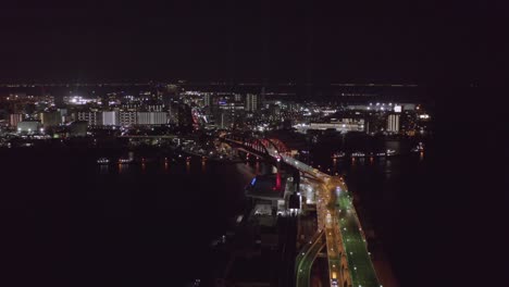 Carretera-Y-Puente-De-La-Ciudad-De-Kobe,-Escena-Aérea-Nocturna-Oscura-Del-Japón-Urbano