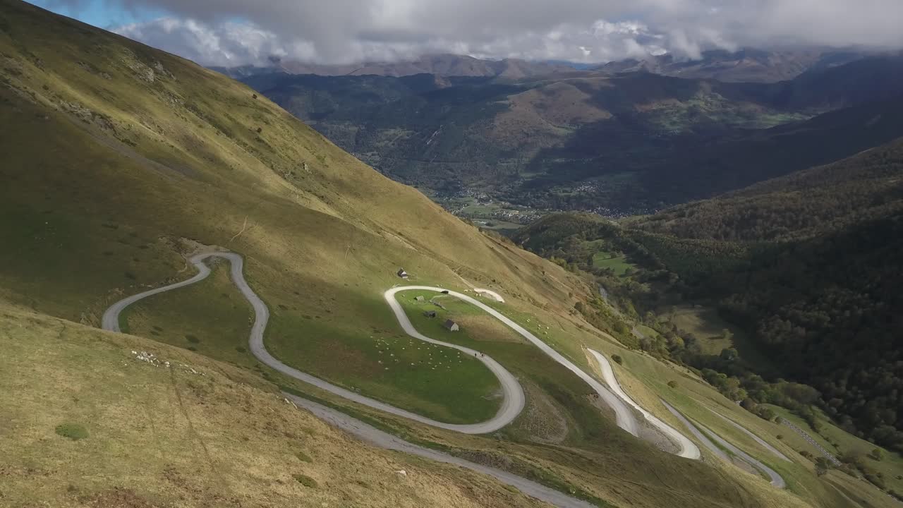 vista panorámica bucólica e idílica del paso de montaña col du portet en los pirineos franceses, francia