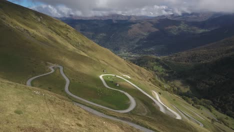 Vista-Panorámica-Bucólica-E-Idílica-Del-Paso-De-Montaña-Col-Du-Portet-En-Los-Pirineos-Franceses,-Francia