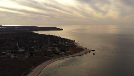 Una-Vista-Aérea-Sobre-El-Extremo-Este-De-Orient-Point,-Long-Island-Durante-La-Puesta-De-Sol