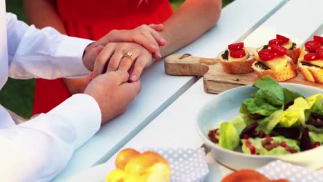 hombre sosteniendo la mano de la mujer en un restaurante al aire libre 4k