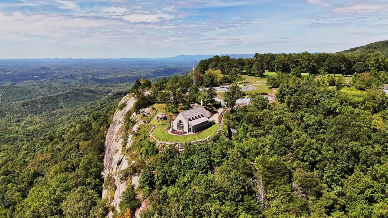 드론은 랜드럼, sc의 유리 절벽에 있는 예배당 주변을 돌고 있습니다.